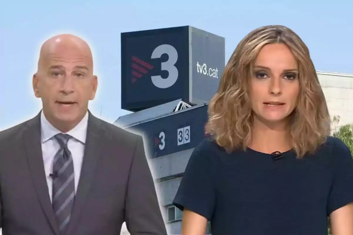 Dos presentadors de notícies davant de l’edifici de la cadena de televisió TV3