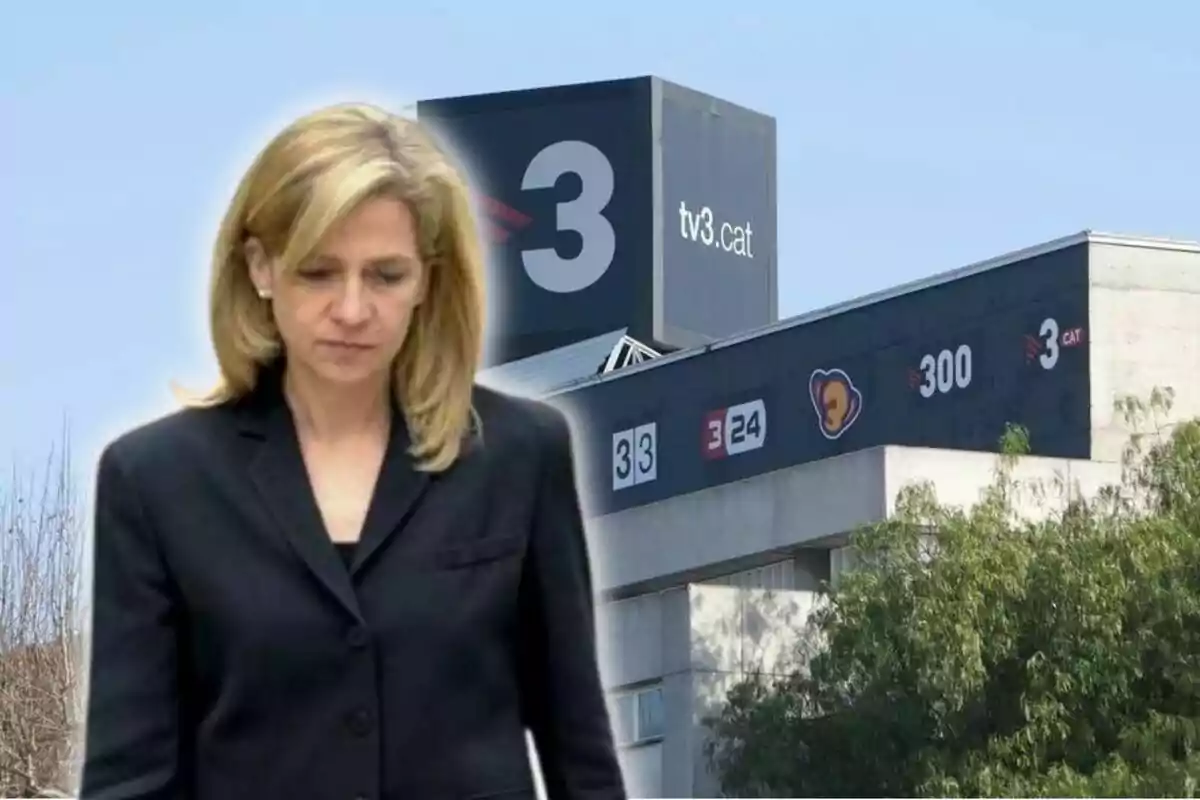 Dona rossa amb expressió seriosa vestida de negre davant l’edifici de TV3 a Catalunya
