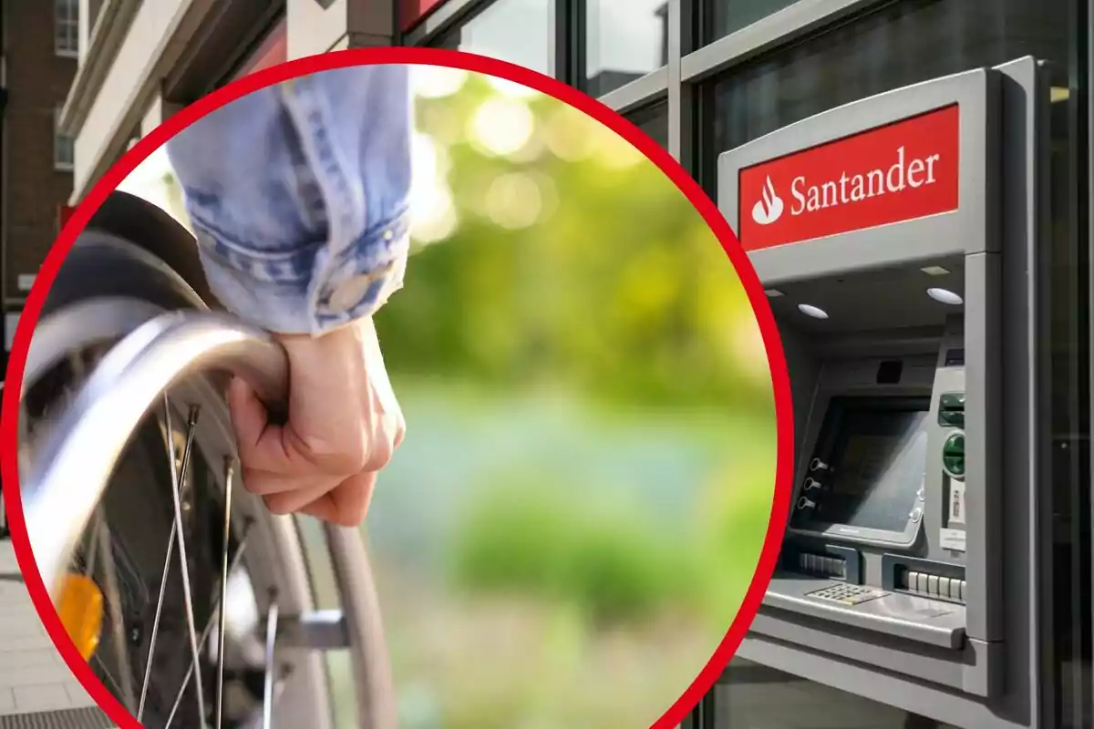 Persona en cadira de rodes al costat d’un caixer automàtic del banc Santander