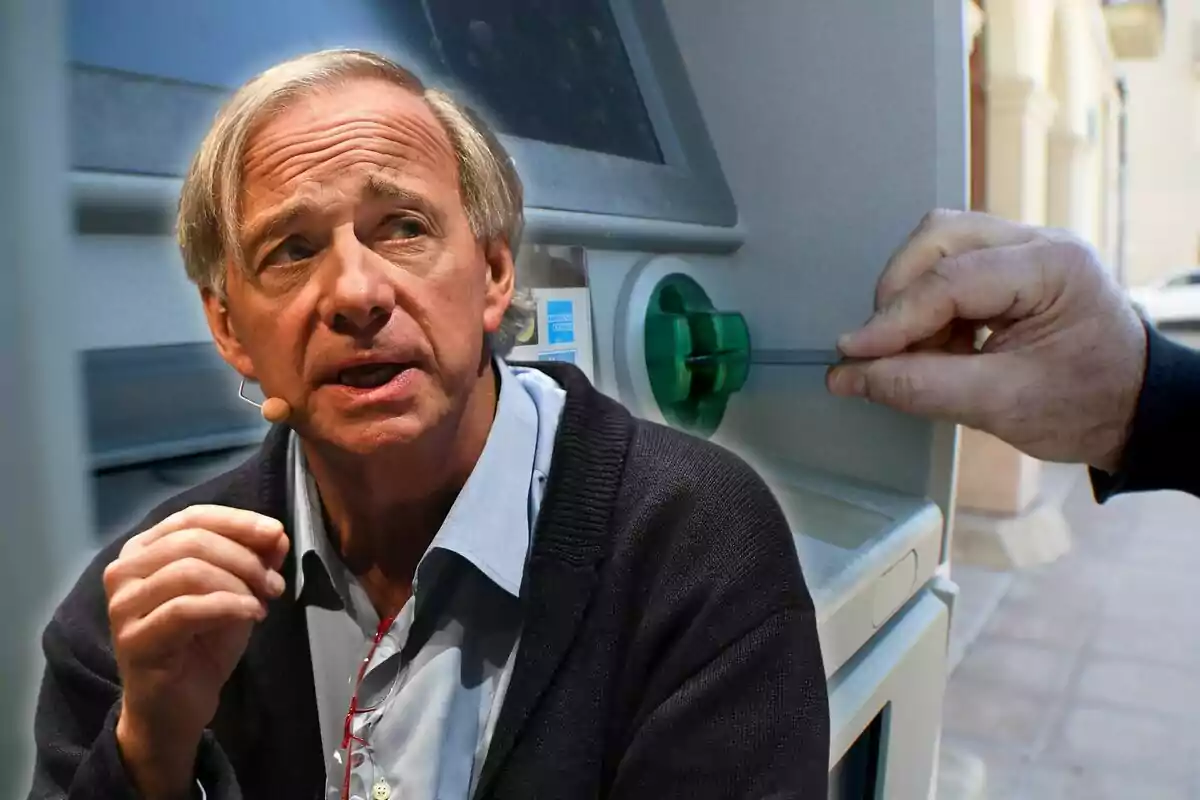 Home gran amb micròfon de diadema en primer pla i una mà inserint una targeta en un caixer automàtic al fons