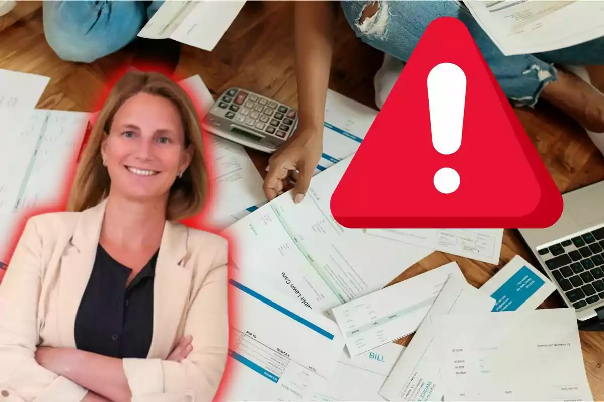 Dona somrient amb un fons de documents, una calculadora, un ordinador portàtil i un símbol d’advertència vermell