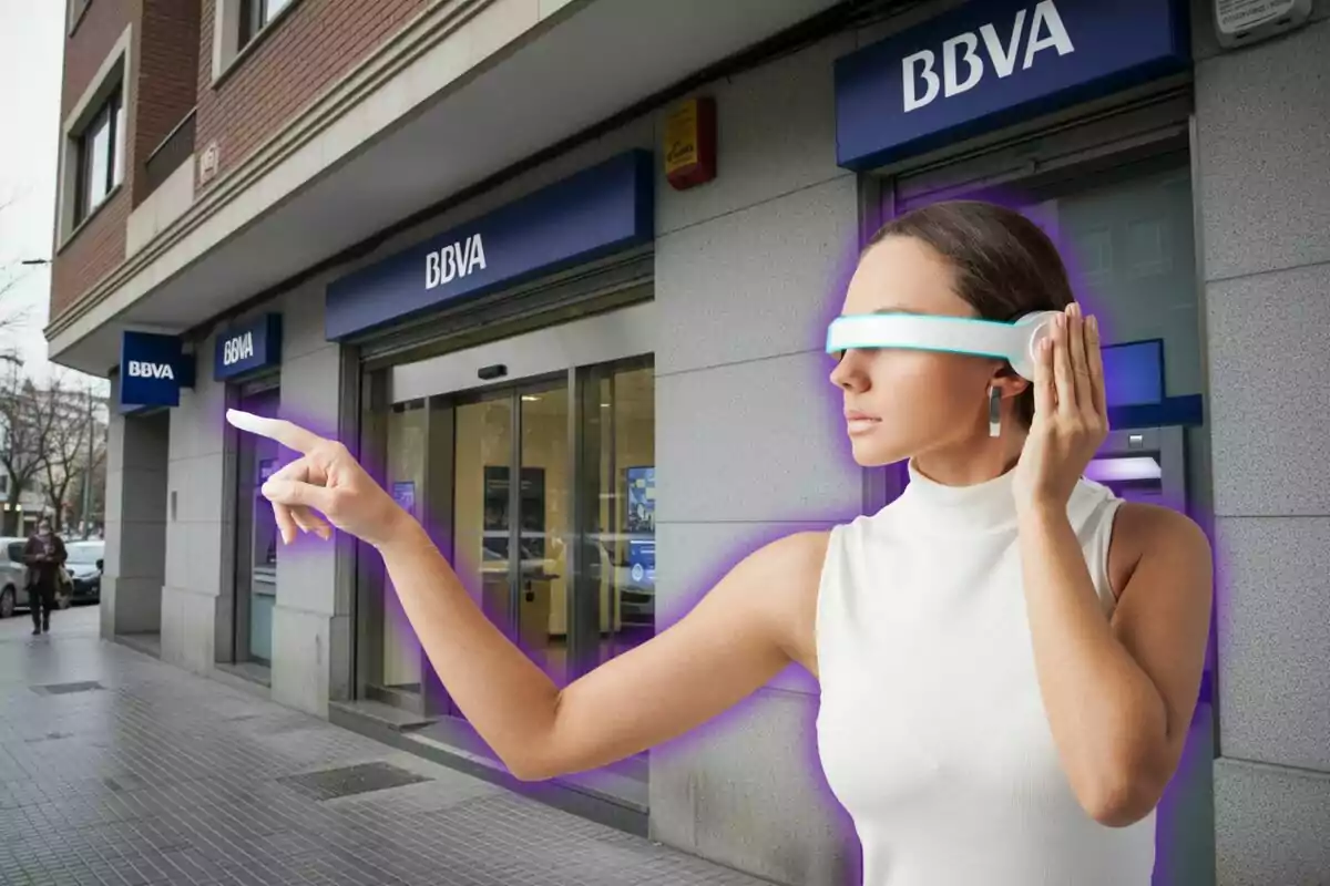 Mujer con visor de realidad virtual interactuando frente a una sucursal de BBVA