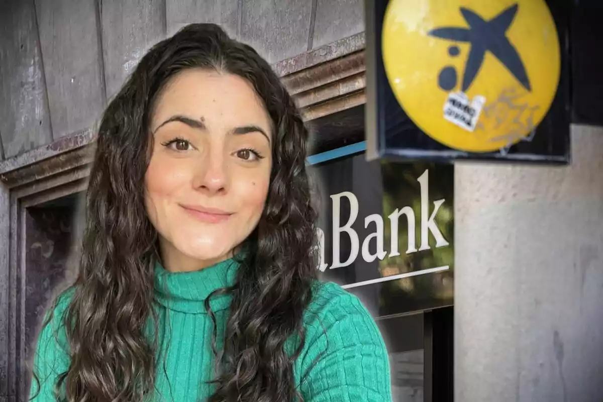 Mujer de cabello rizado y suéter verde sonriendo frente a la entrada de un banco con un letrero amarillo en la parte superior derecha