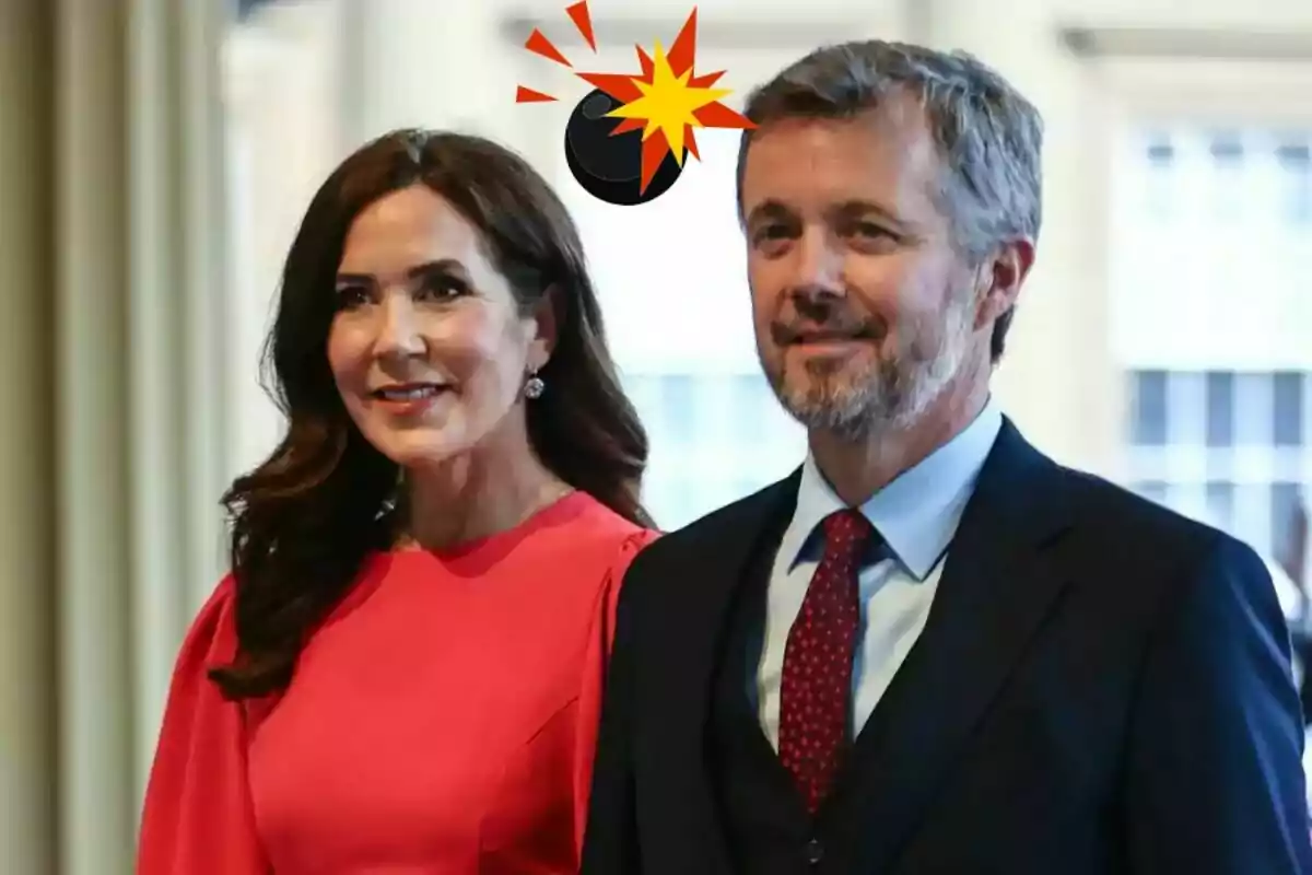 Pareja elegantemente vestida sonríe mientras una ilustración de bomba con explosión aparece sobre sus cabezas Pareja elegantemente vestida sonríe mientras una ilustración de bomba con explosión aparece sobre sus cabezas