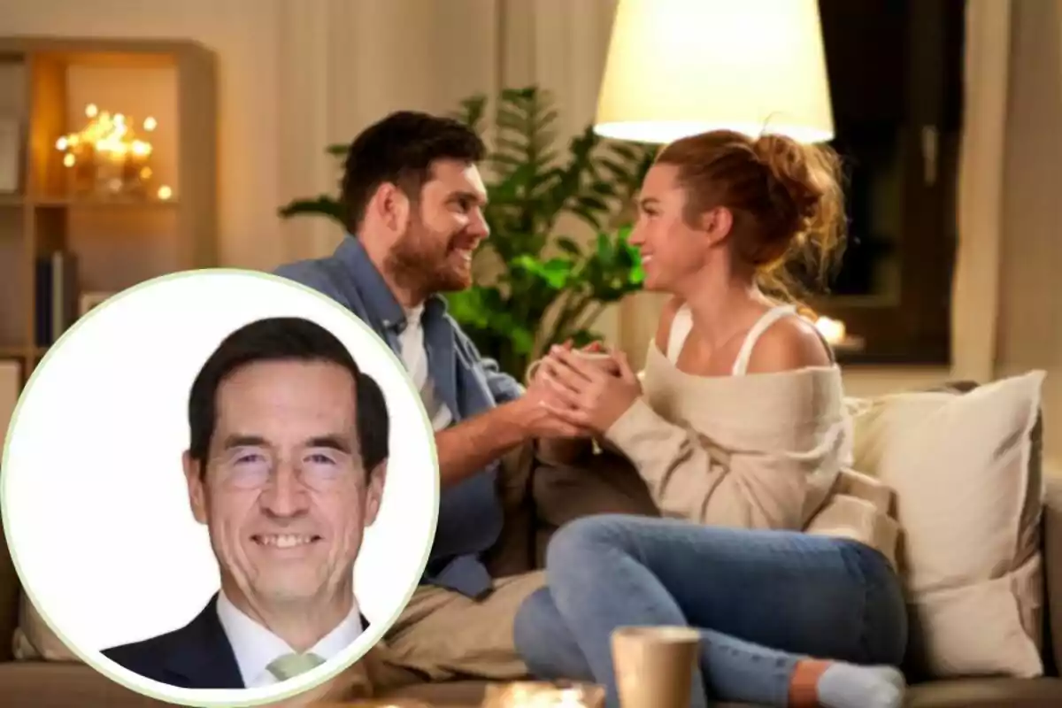 Una pareja sonriente sentada en un sofá se toma de las manos mientras se miran, en la esquina inferior izquierda aparece el retrato de un hombre mayor con gafas y traje sobre fondo blanco. Una pareja sonriente sentada en un sofá se toma de las manos mientras se miran, en la esquina inferior izquierda aparece el retrato de un hombre mayor con gafas y traje sobre fondo blanco.