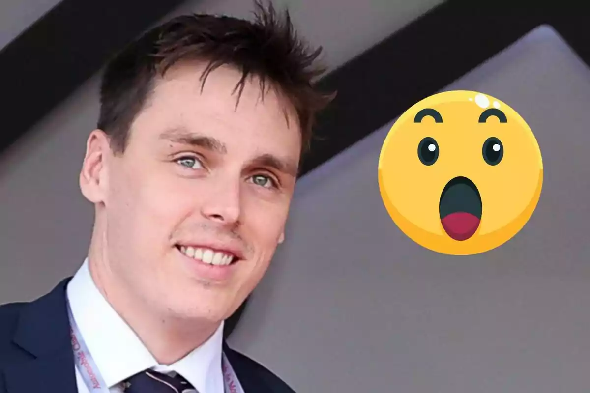 Louis Ducruet amb vestit somrient i un emoji de sorpresa gran al seu costat