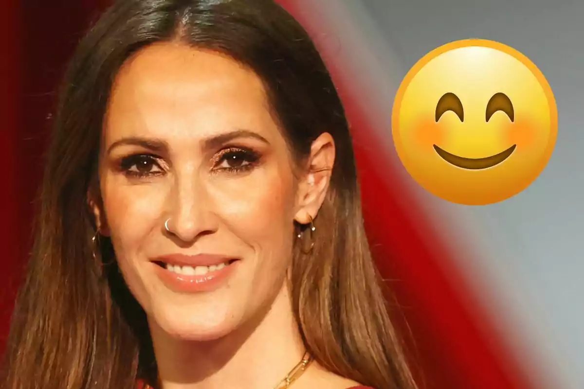 Malú sonriendo con un emoji de carita feliz al fondo
