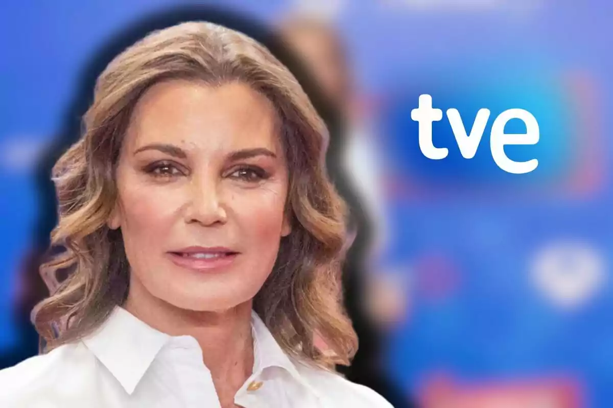Mar Flores amb camisa blanca posant davant d’un fons blau amb el logotip de tve
