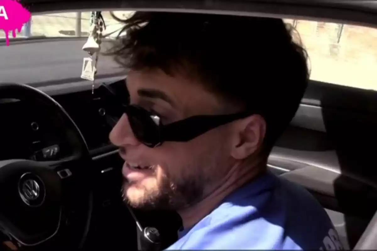 Montoya amb barba i ulleres de sol assegut al seient del conductor d’un cotxe Volkswagen a Tardear Montoya amb barba i ulleres de sol assegut al seient del conductor d’un cotxe Volkswagen a Tardear