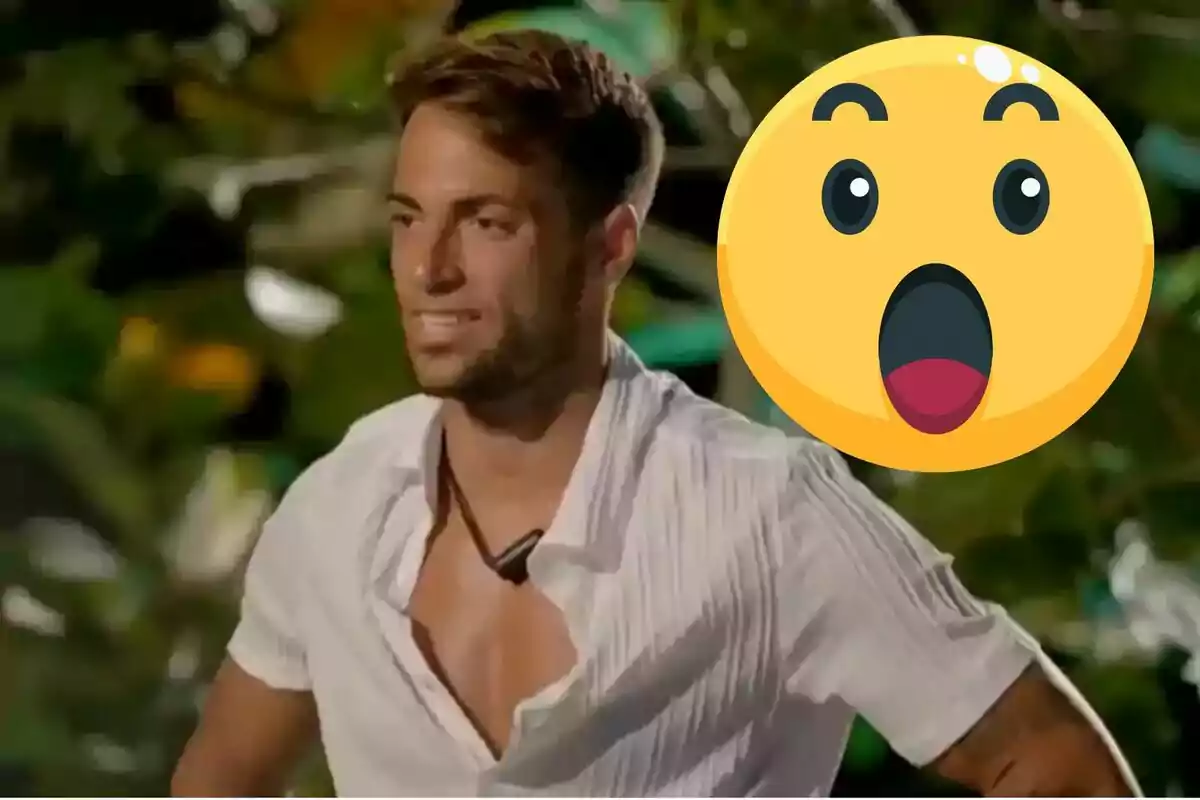 Home amb camisa blanca oberta i expressió seriosa al costat d’un emoji de cara sorpresa sobre un fons de vegetació