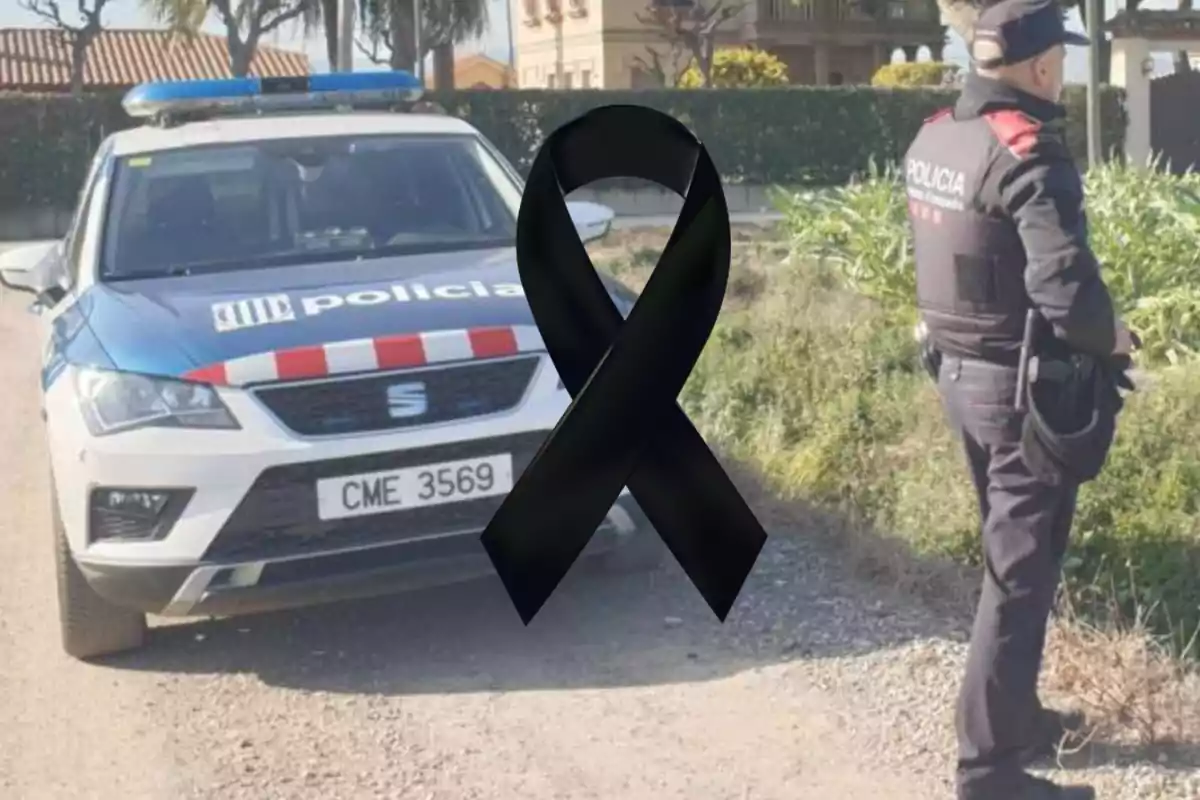 Patrulla de policia al costat d’un agent d’esquena en un camí rural amb un llaç negre de dol al centre de la imatge