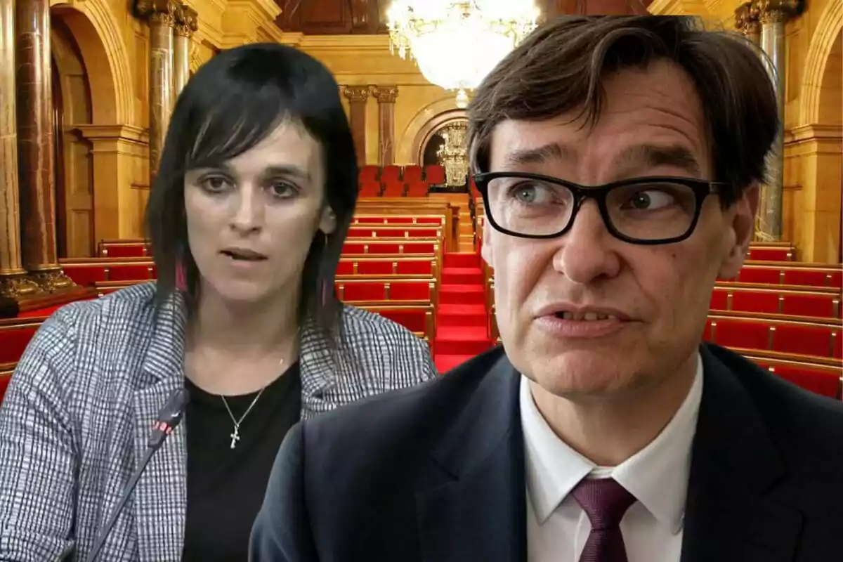 Dues persones en primer pla amb expressió seriosa a l’interior d’un parlament amb bancs vermells i columnes clàssiques al fons