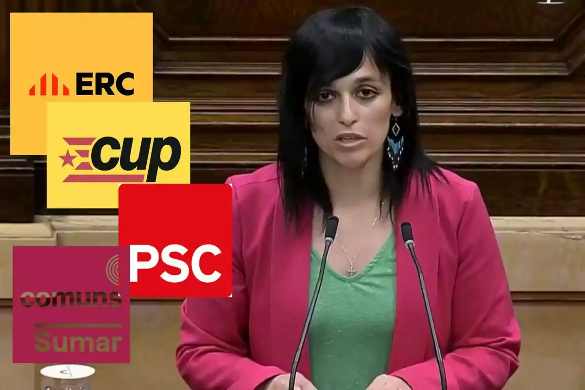 Dona parlant en un parlament amb micròfons, vestint jaqueta rosa i samarreta verda, amb logotips dels partits polítics ERC, CUP, PSC i Comuns Sumar superposats.