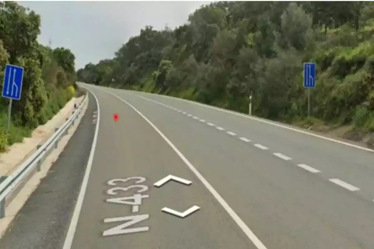 Carretera N-433 amb senyalització de carril addicional i vegetació a banda i banda