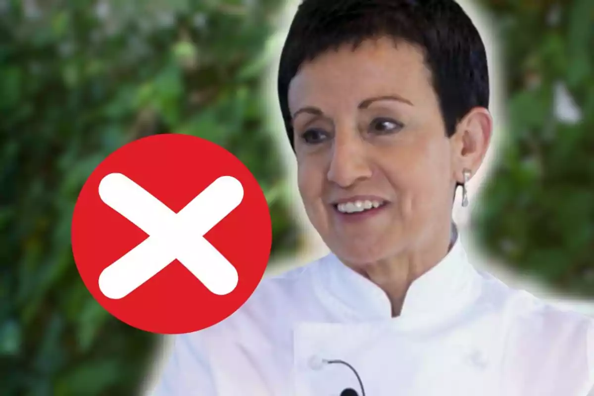 Xef amb uniforme blanc i un símbol de creu vermella sobre un fons de plantes desenfocat