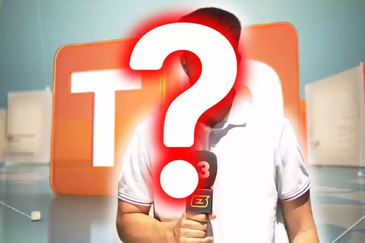 Persona sostenint un micròfon amb el logotip d’un canal de televisió i un gran signe d’interrogació cobrint-li la cara