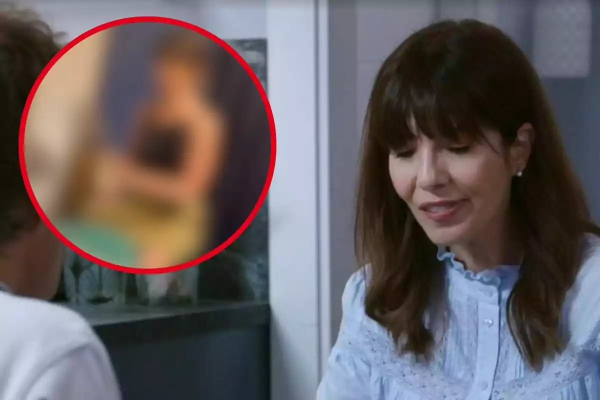 Una dona de cabells castanys i serrell està asseguda i somriu mentre conversa amb una altra persona, a la cantonada superior esquerra hi ha un cercle vermell que ressalta una imatge borrosa.