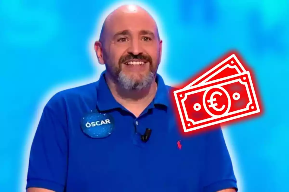 Home somrient amb samarreta blava i un dibuix de bitllets amb el símbol de l’euro sobre fons blau
