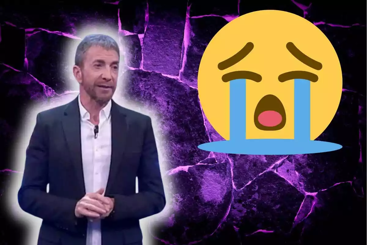 Hombre de traje oscuro junto a un emoji grande de llanto sobre un fondo morado agrietado