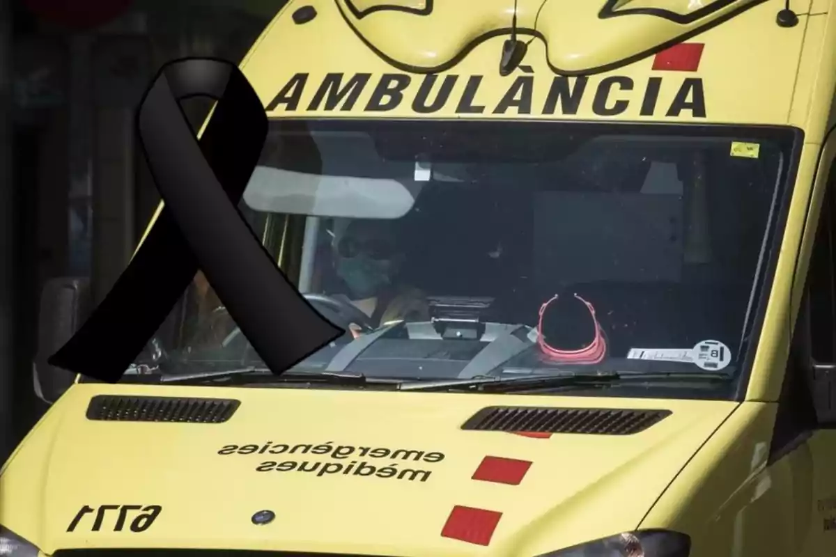 Ambulància groga amb un llaç negre de dol
