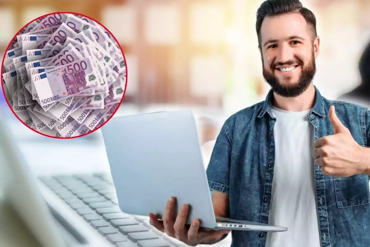 Home somrient amb portàtil fent el gest de polze amunt i un cercle amb bitllets de 500 euros al fons