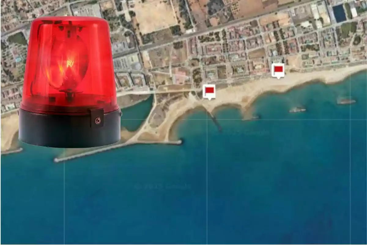 Sirena d’emergència vermella sobre un mapa per satèl·lit d’una zona costanera amb marcadors a la platja