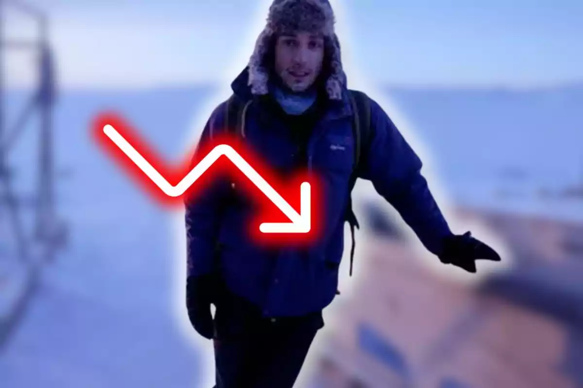 Persona con ropa de invierno en un entorno nevado con una flecha descendente blanca y roja superpuesta
