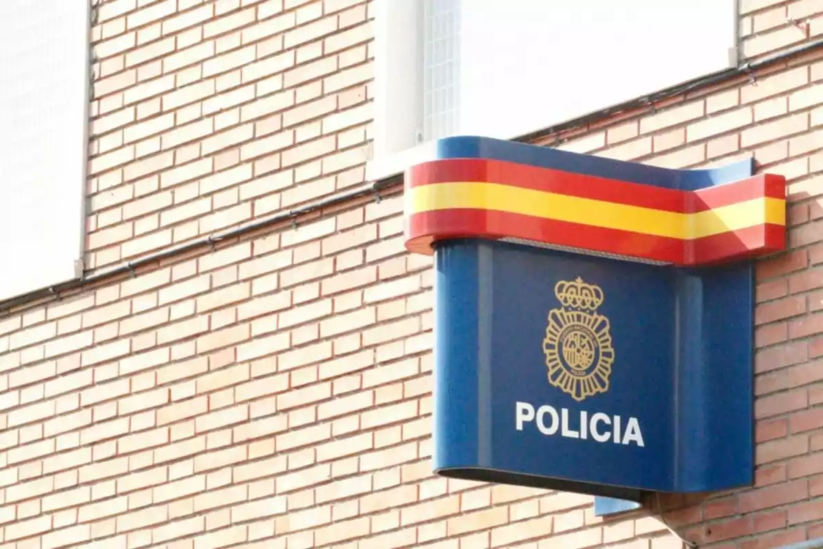 Rètol de la policia nacional d’Espanya a la façana d’un edifici de maó Rètol de la policia nacional d’Espanya a la façana d’un edifici de maó