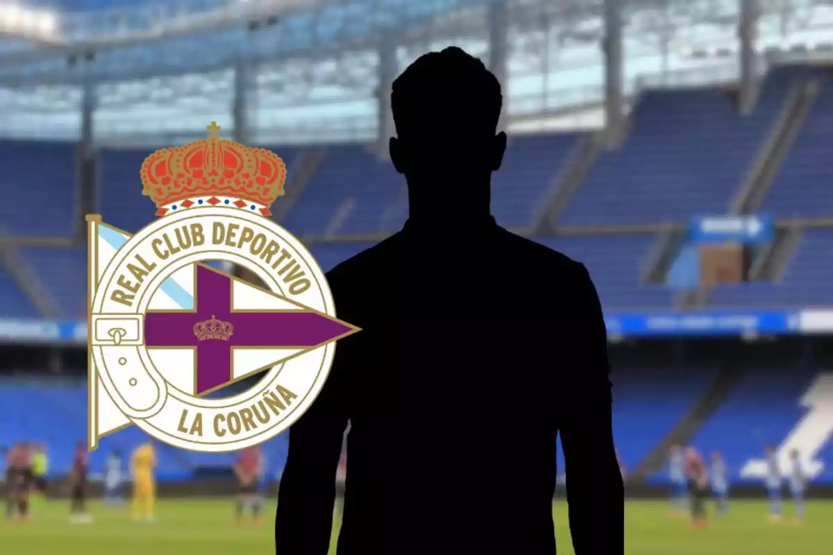 Silueta d’una persona davant l’escut del Real Club Deportivo La Coruña en un estadi de futbol buit