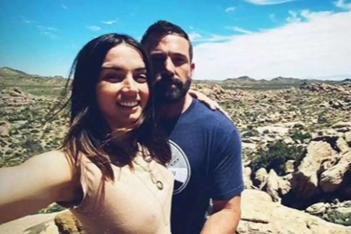 Ana de Armas y Ben Affleck tomándose una selfie en un paisaje rocoso bajo un cielo azul Ana de Armas y Ben Affleck tomándose una selfie en un paisaje rocoso bajo un cielo azul