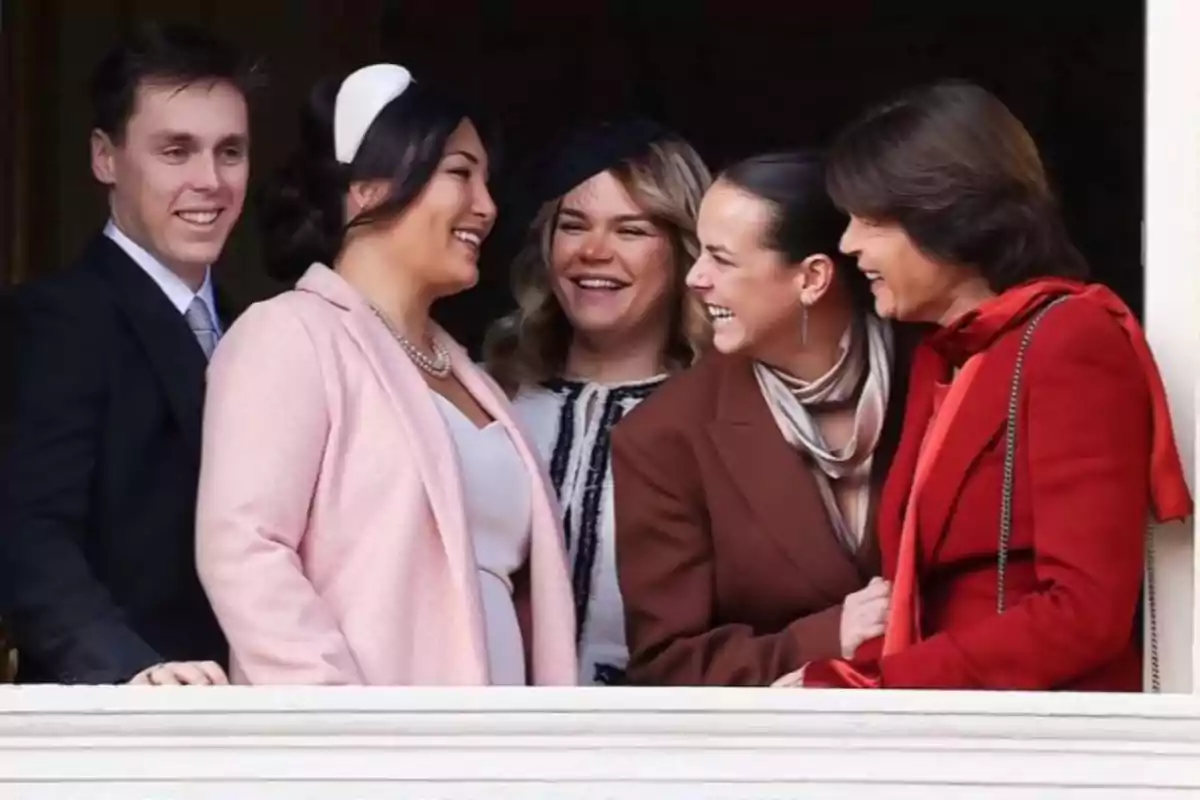 Louis Ducruet, la seva dona, Camille Gottlieb, Pauline Ducruet i Estefania de Mònaco, elegantment vestides, somriuen i conversen mentre miren des d’un balcó. Louis Ducruet, la seva dona, Camille Gottlieb, Pauline Ducruet i Estefania de Mònaco, elegantment vestides, somriuen i conversen mentre miren des d’un balcó.