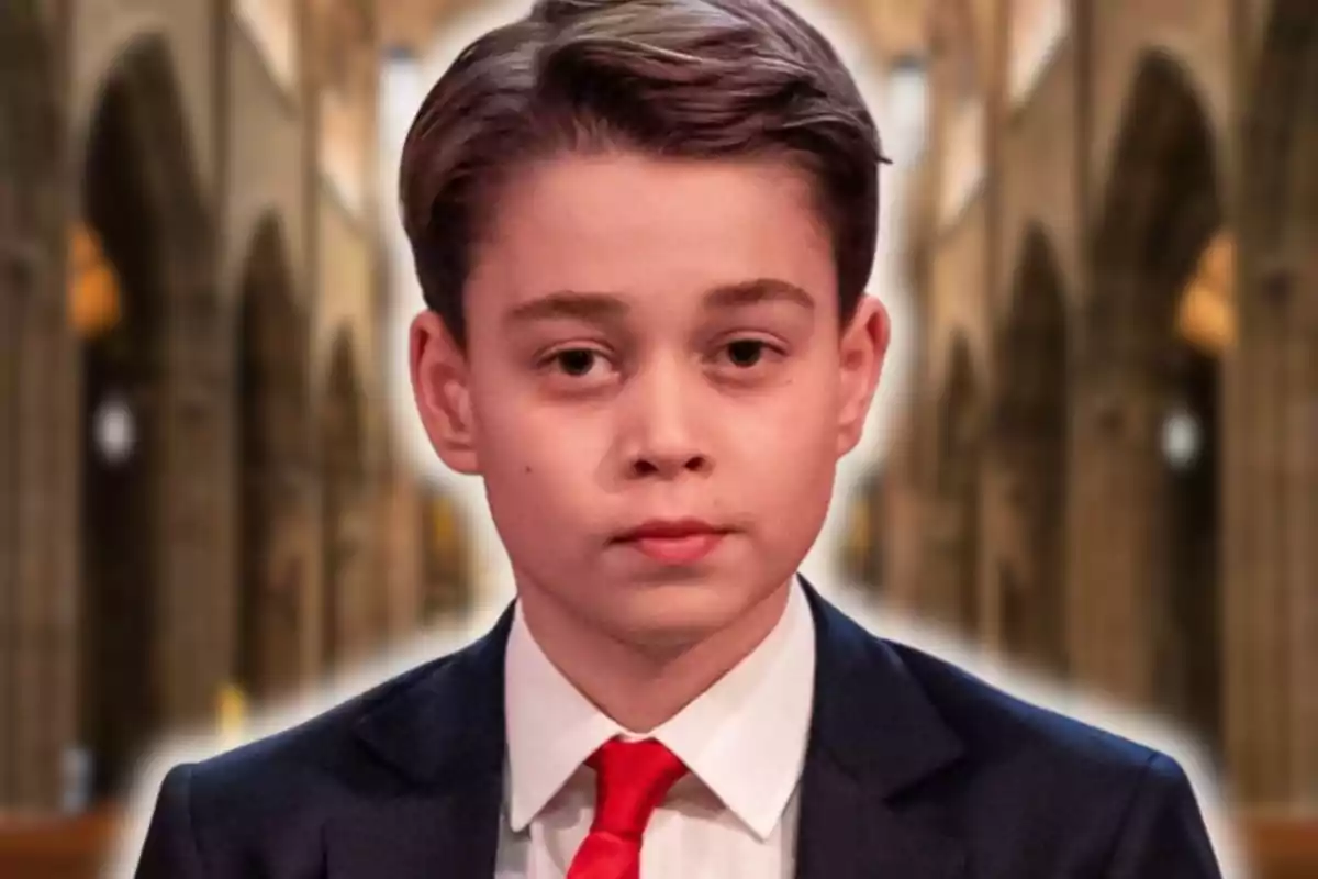 Jove amb vestit fosc, camisa blanca i corbata vermella posant a l'interior d'un edifici d'arquitectura clàssica