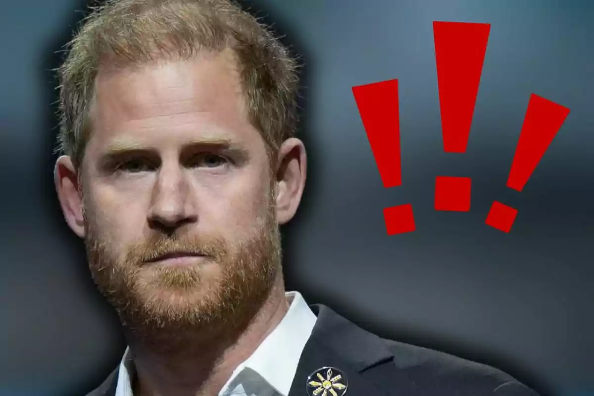Príncep Harry amb expressió seriosa i tres signes d’exclamació vermells al fons