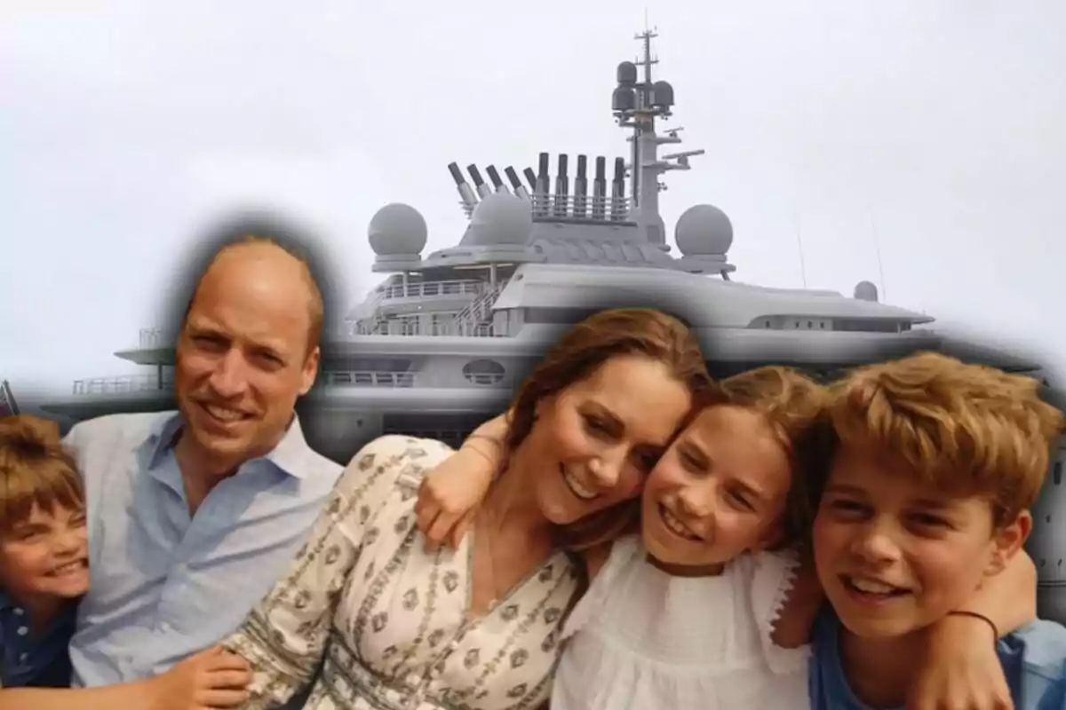 Família somrient abraçant-se davant d’un gran iot modern