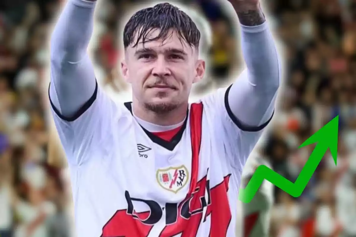 Futbolista amb uniforme blanc i franja vermella aixecant els braços amb una fletxa verda ascendent al seu costat i fons d’estadi desenfocat Futbolista amb uniforme blanc i franja vermella aixecant els braços amb una fletxa verda ascendent al seu costat i fons d’estadi desenfocat