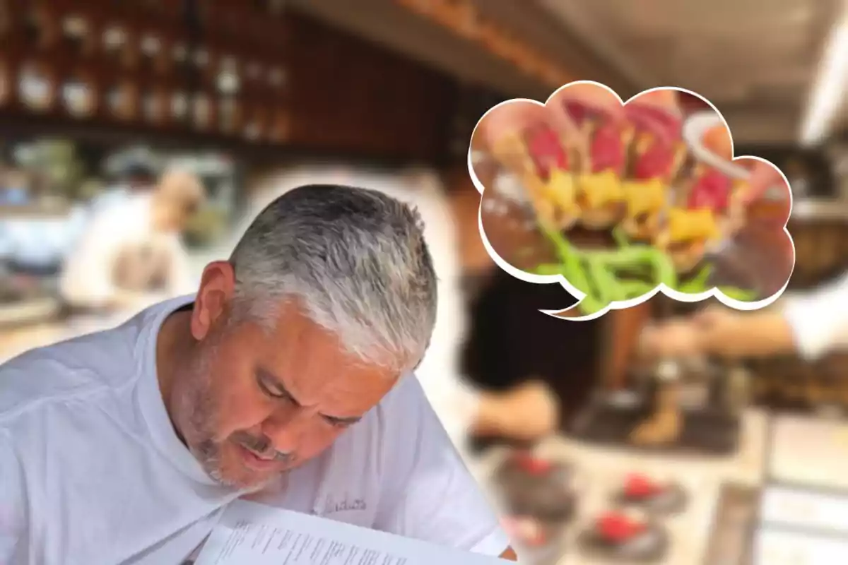 Home de cabells canosos revisant un menú en un restaurant mentre imagina un plat colorit dins d’un globus de pensament
