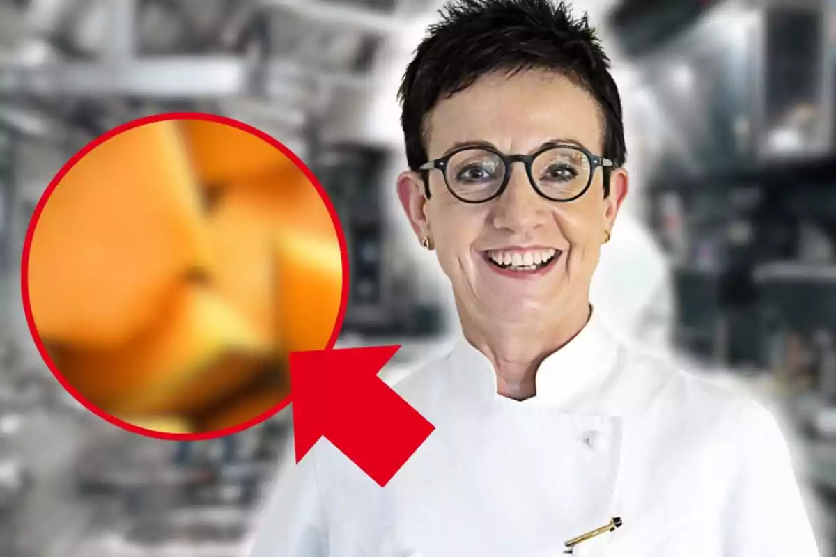 Chef sonriente con gafas y uniforme blanco de cocina, al fondo una cocina profesional y un círculo rojo con una flecha señala un acercamiento de un alimento de color naranja.