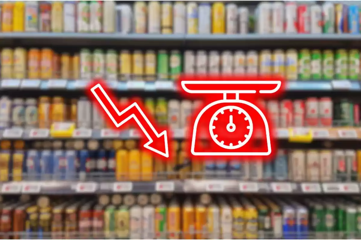 Prestatgeries de supermercat amb llaunes i un gràfic de fletxa descendent al costat d’una balança de color vermell indicant una reducció de pes en els productes.