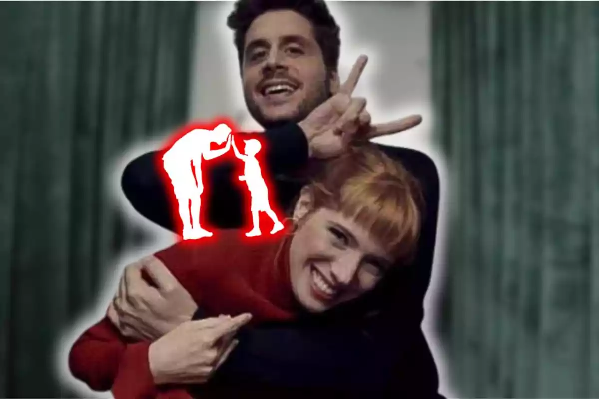 Dos personas sonríen y posan abrazadas mientras una figura blanca y roja de un adulto y un niño dándose un beso en la frente está superpuesta sobre la imagen