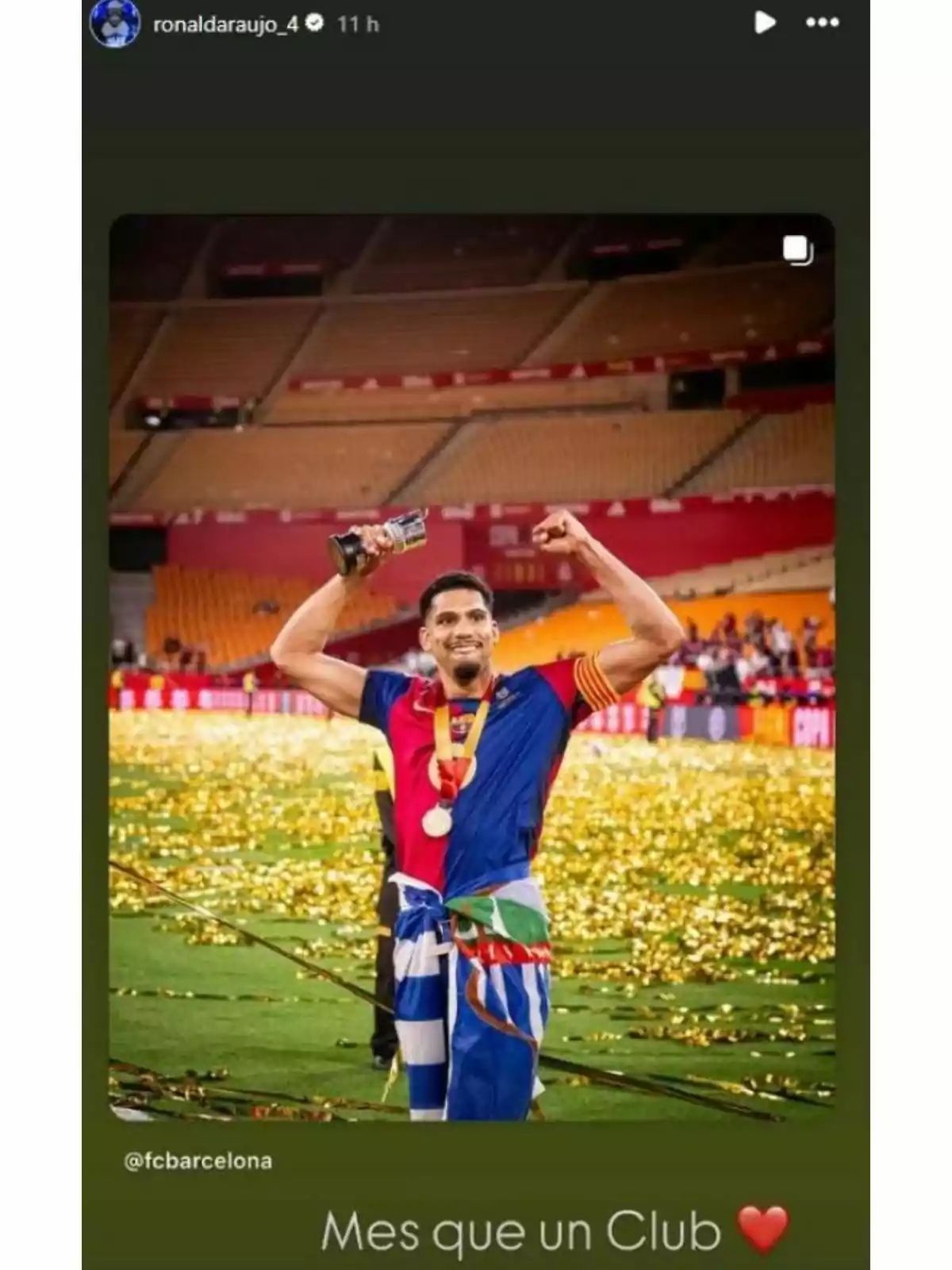 Futbolista celebrant en un estadi amb medalla i trofeu, envoltat de confeti daurat i vestint la samarreta del FC Barcelona Futbolista celebrant en un estadi amb medalla i trofeu, envoltat de confeti daurat i vestint la samarreta del FC Barcelona