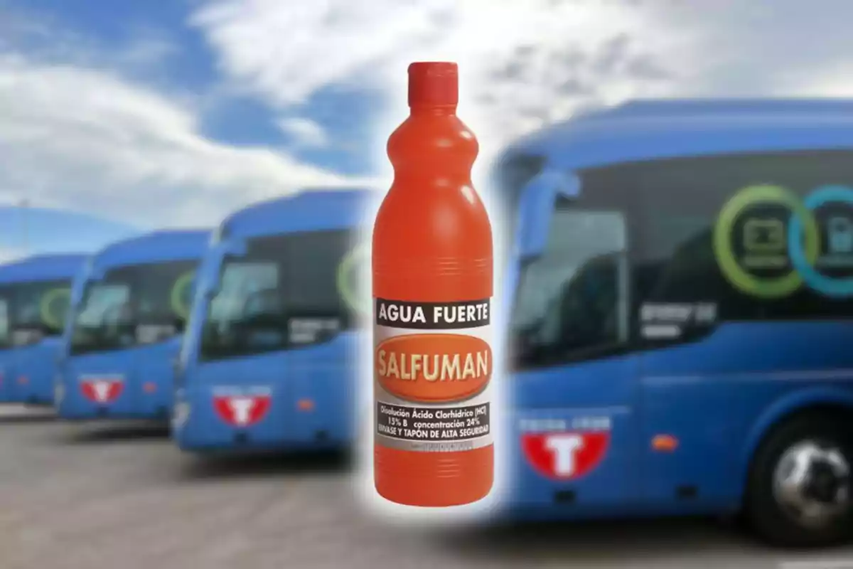 Ampolla de salfumant en primer pla amb diversos autobusos blaus desenfocats al fons