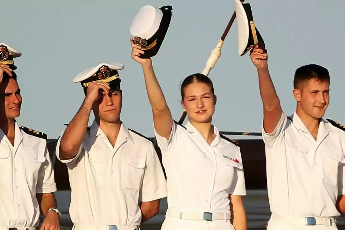 La princesa Leonor junto a sus compañeros a bordo del buque-escuela de la Armada 'Juan Sebastián de Elcano', a su llegada al puerto de Ferrol, a 9 de julio de 2025, en Ferrol. La princesa Leonor junto a sus compañeros a bordo del buque-escuela de la Armada 'Juan Sebastián de Elcano', a su llegada al puerto de Ferrol, a 9 de julio de 2025, en Ferrol.