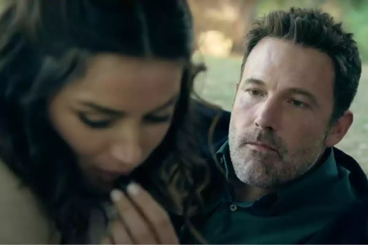Ben Affleck mira pensativo a Ana de Armas que está cerca de él en un entorno al aire libre. Captura de 'Deep Water' Ben Affleck mira pensativo a Ana de Armas que está cerca de él en un entorno al aire libre. Captura de 'Deep Water'