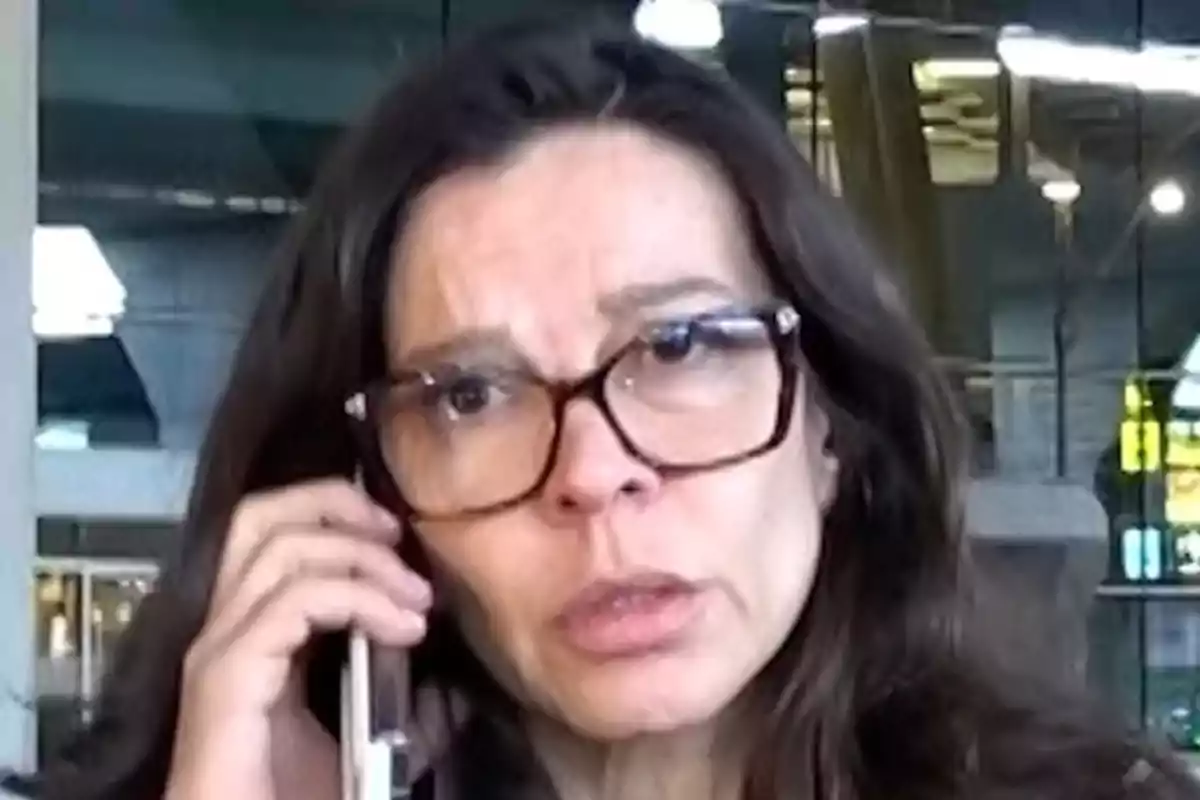 Silvia Bronchalo hablando por teléfono móvil en un lugar público Silvia Bronchalo hablando por teléfono móvil en un lugar público