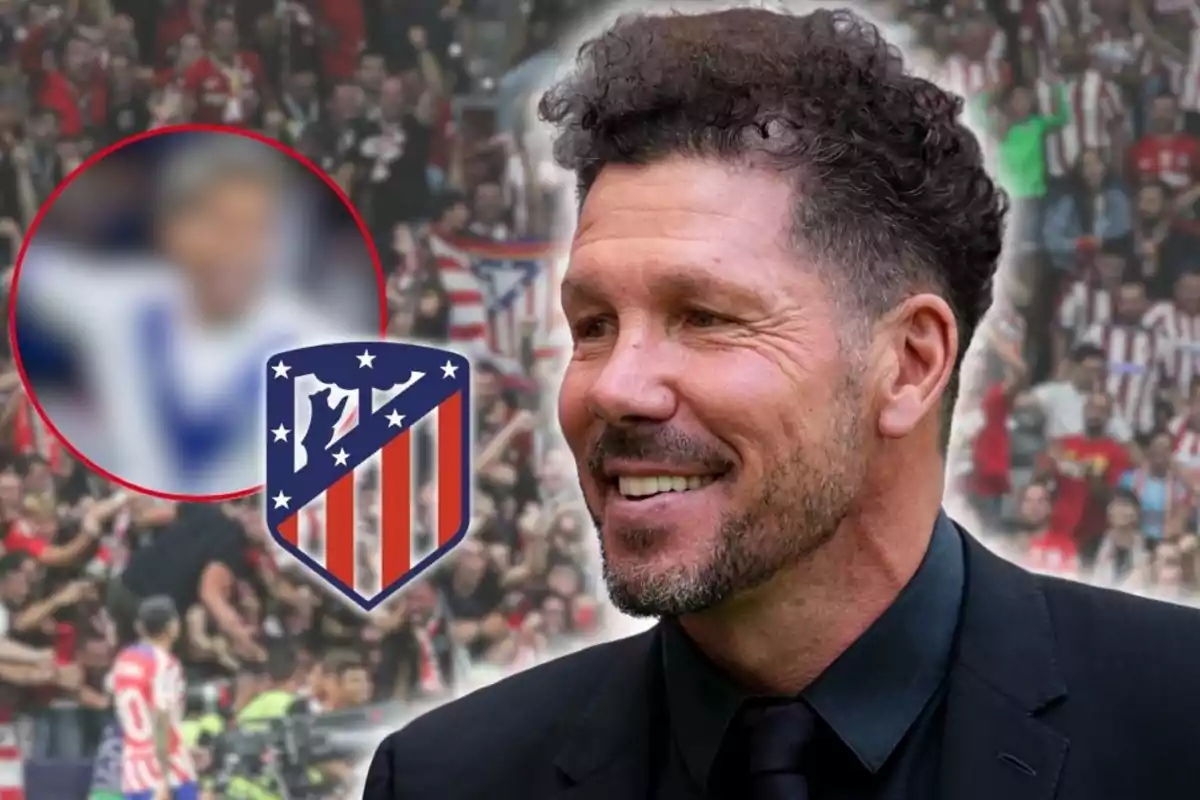 Entrenador sonriente del Atlético de Madrid en primer plano con el escudo del club y una multitud de aficionados al fondo, además de una figura desenfocada en un círculo rojo