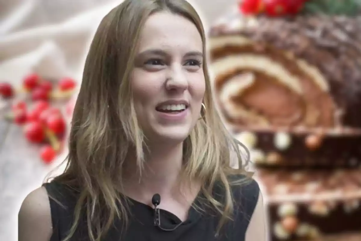 Mujer joven sonriendo con fondo de pastel de chocolate decorado y frutos rojos desenfocados