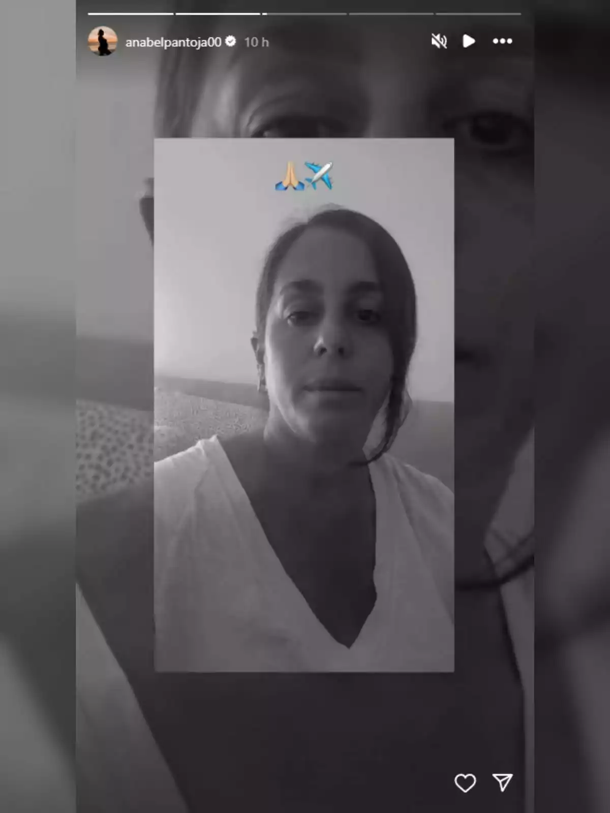 Anabel Pantoja con expresión seria usando camiseta blanca en una historia de Instagram en blanco y negro con emojis de manos rezando y un avión sobre su cabeza Anabel Pantoja con expresión seria usando camiseta blanca en una historia de Instagram en blanco y negro con emojis de manos rezando y un avión sobre su cabeza