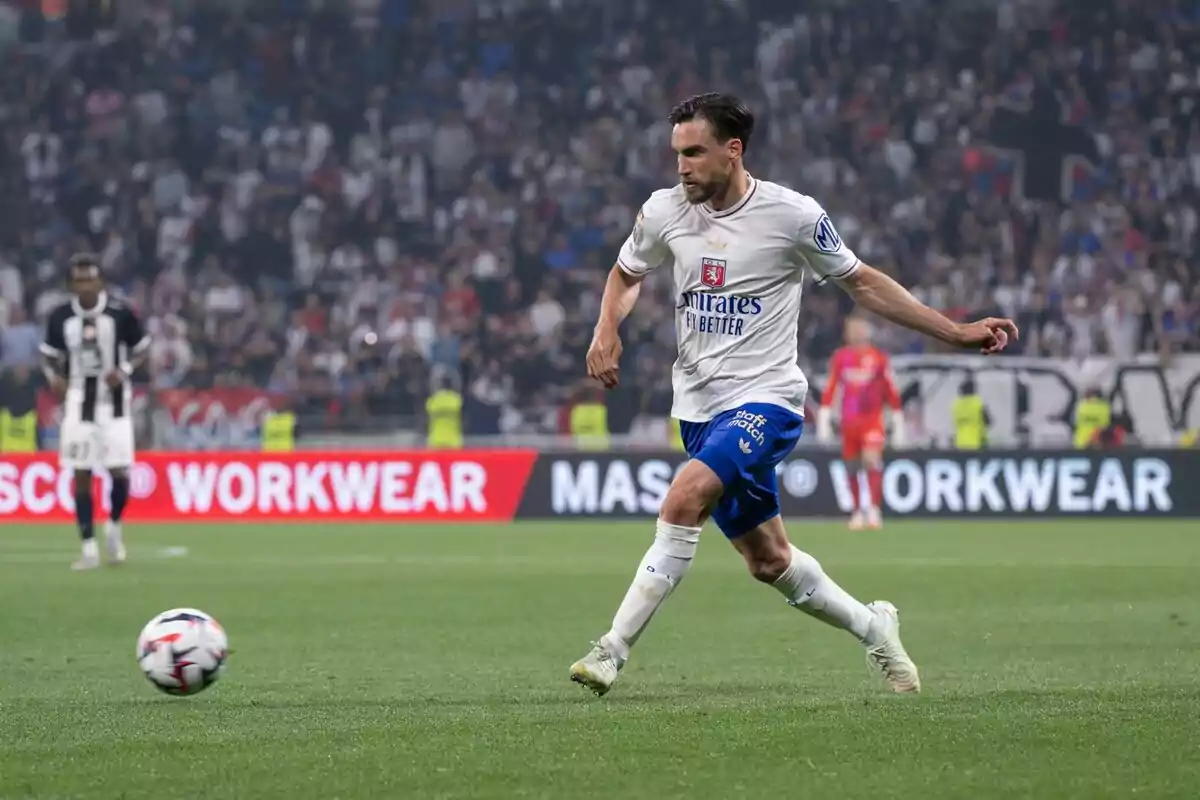 Tagliafico en un partit amb l’OL Tagliafico en un partit amb l’OL