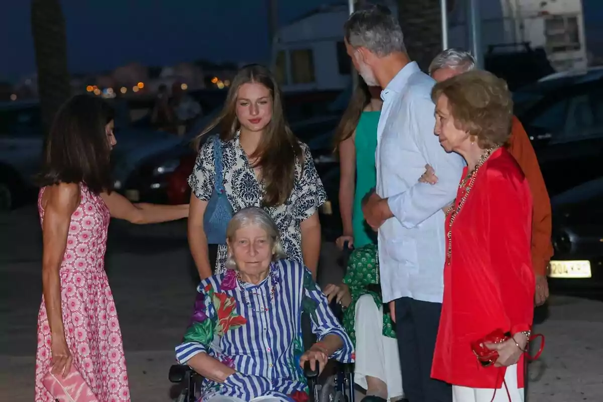 La família Reial juntament amb la cosina de la reina Sofia, Tatiana Radziwill, en cadira de rodes. A la imatge hi ha la reina Letícia, la Leonor, la Sofia, la reina Sofia i en Felip. La família Reial juntament amb la cosina de la reina Sofia, Tatiana Radziwill, en cadira de rodes. A la imatge hi ha la reina Letícia, la Leonor, la Sofia, la reina Sofia i en Felip.