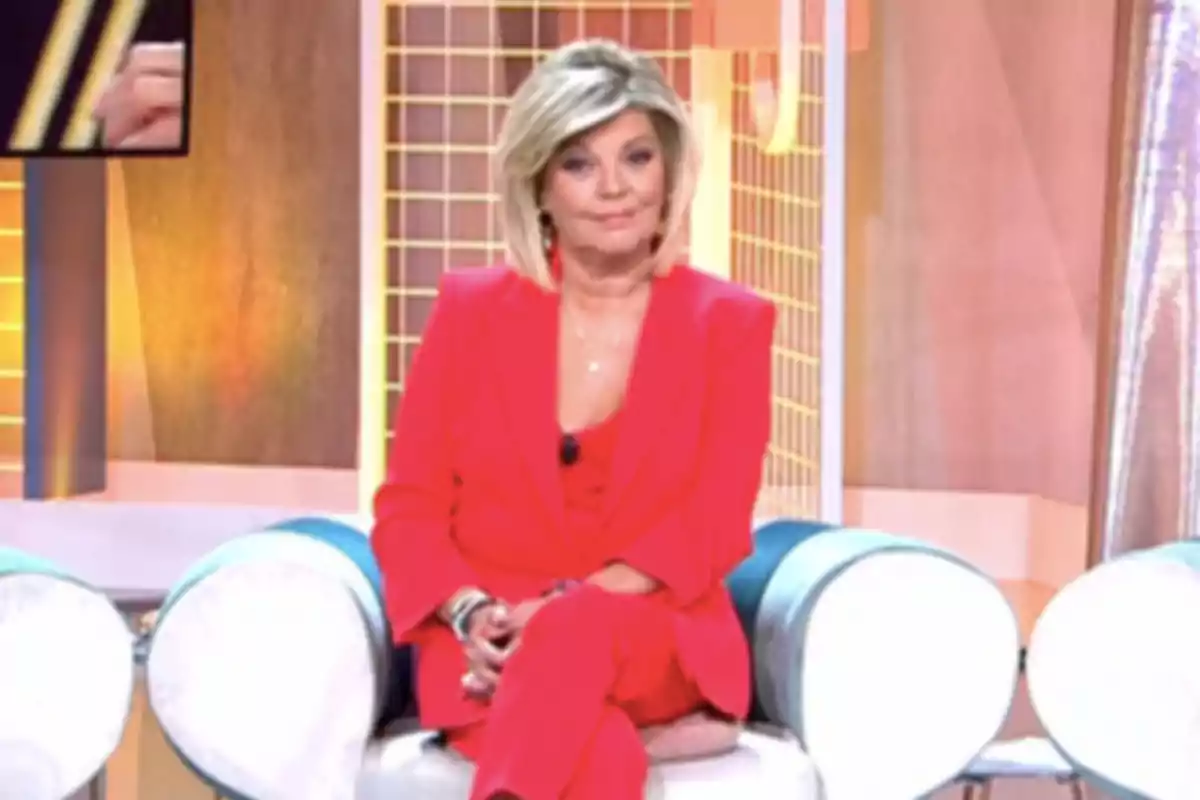 Terelu Campos asseguda en un plató de televisió vestint un vestit vermell Terelu Campos asseguda en un plató de televisió vestint un vestit vermell